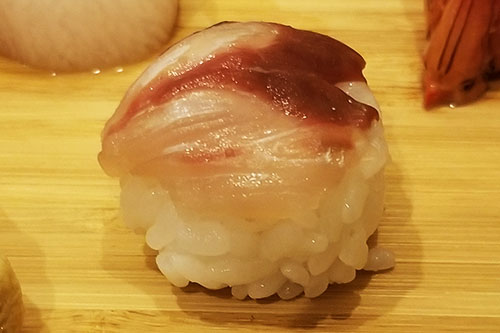 前菜　鯵手まり寿司、一寸豆、出汁巻き、カニ砧巻、海老兎 鯵手まり寿司を作る