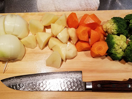 ビーフシチュー 野菜を切る