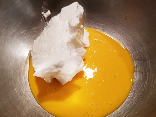スフレオムレツ 卵白と卵黄を混ぜる