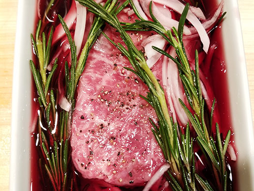 牛肉の赤ワイン煮 肉をマリネする。