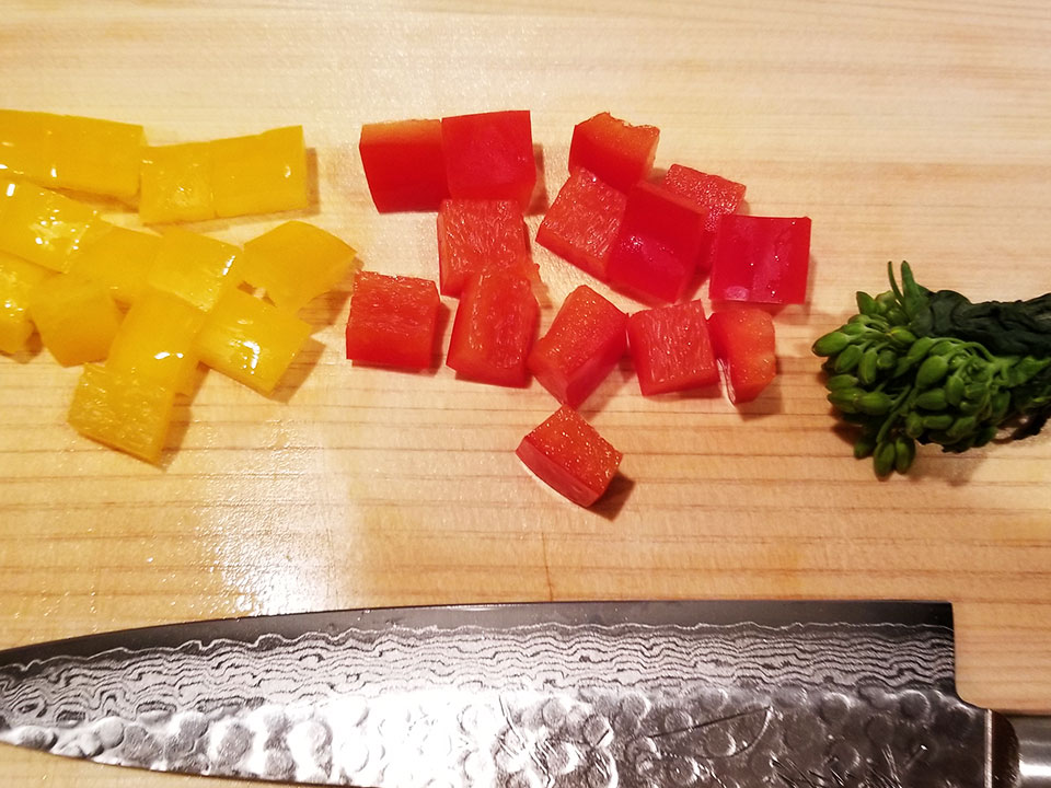 鯛とわかめのカルパッチョ 野菜を切る