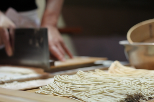 蕎麦を作る写真