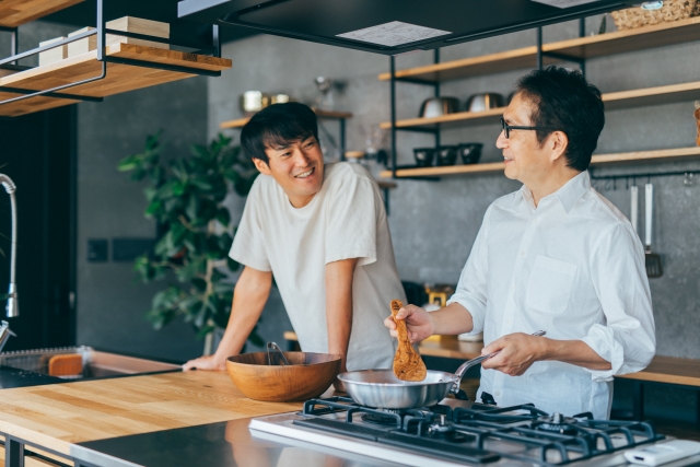 料理をする男性