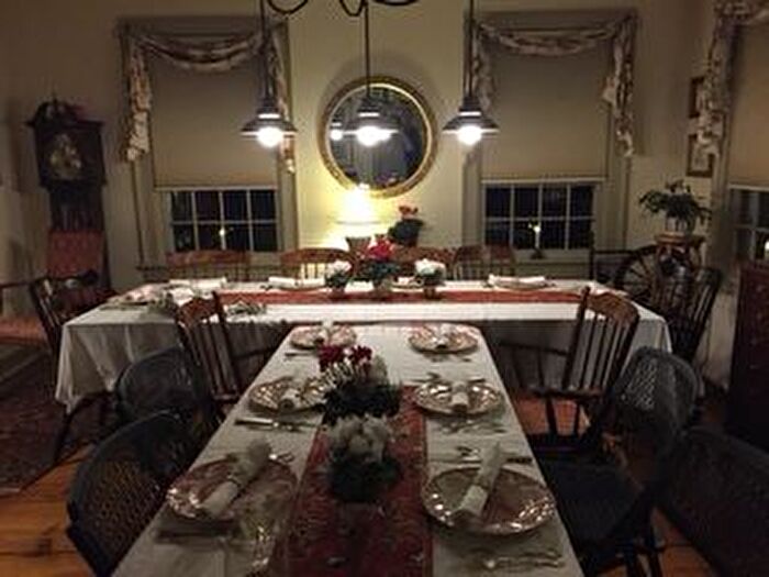 アメリカの友人から届いた一枚。笑顔が集まる食卓の真ん中には、いつも「料理」があります。