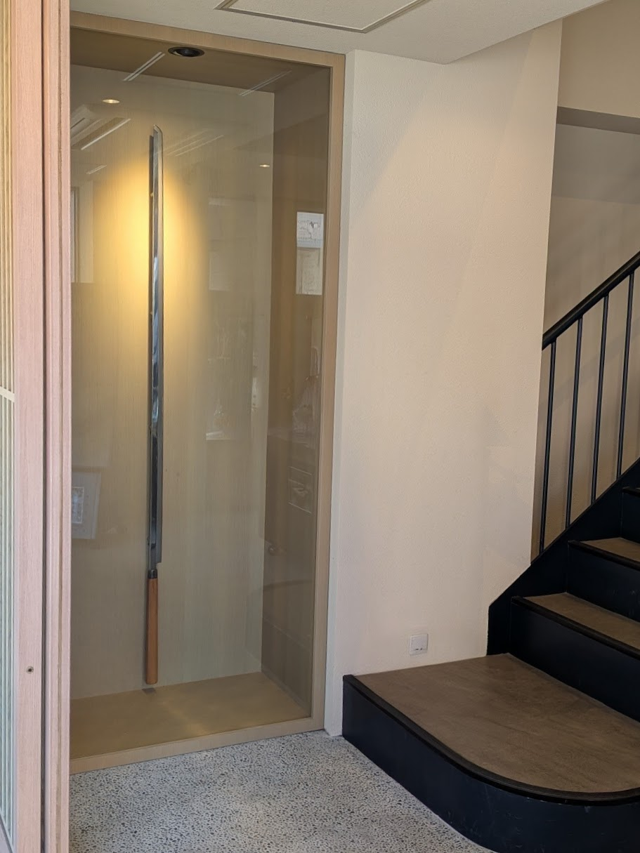 【實光刃物ショールーム入口に飾られたまぐろ包丁。熟練職人の技術を象徴する一本】