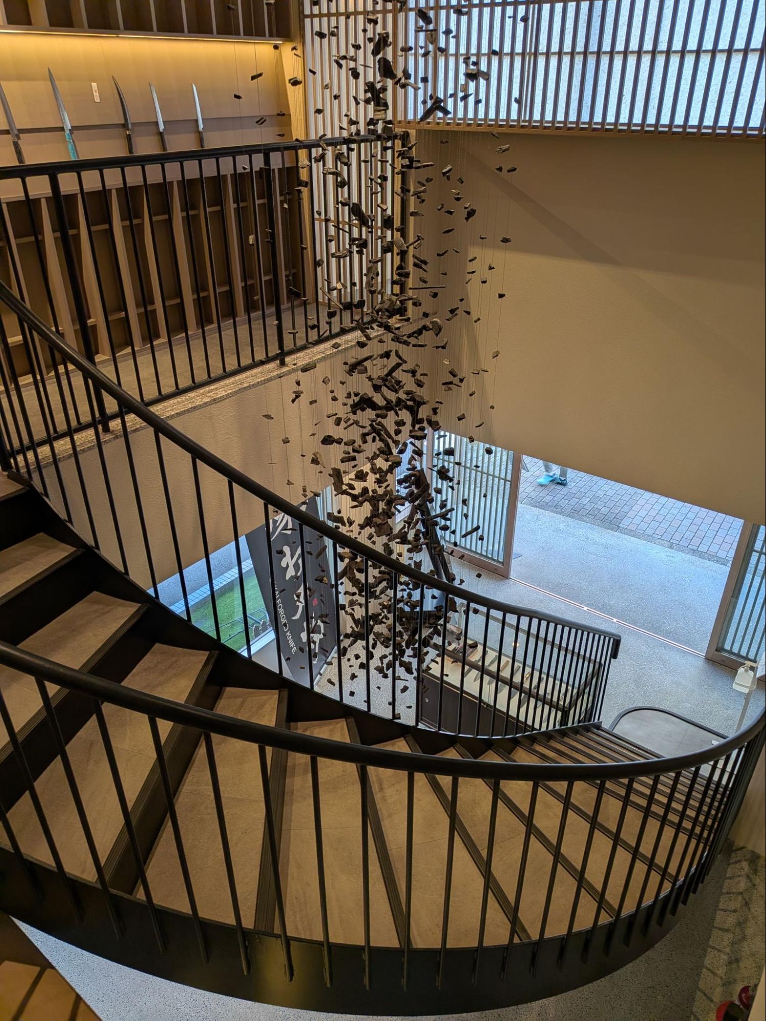 【實光刃物合羽橋店オブジェの炭と螺旋階段】