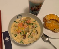 カナダのクリスマスパーティで振る舞われるサーモンと温かい食卓の風景