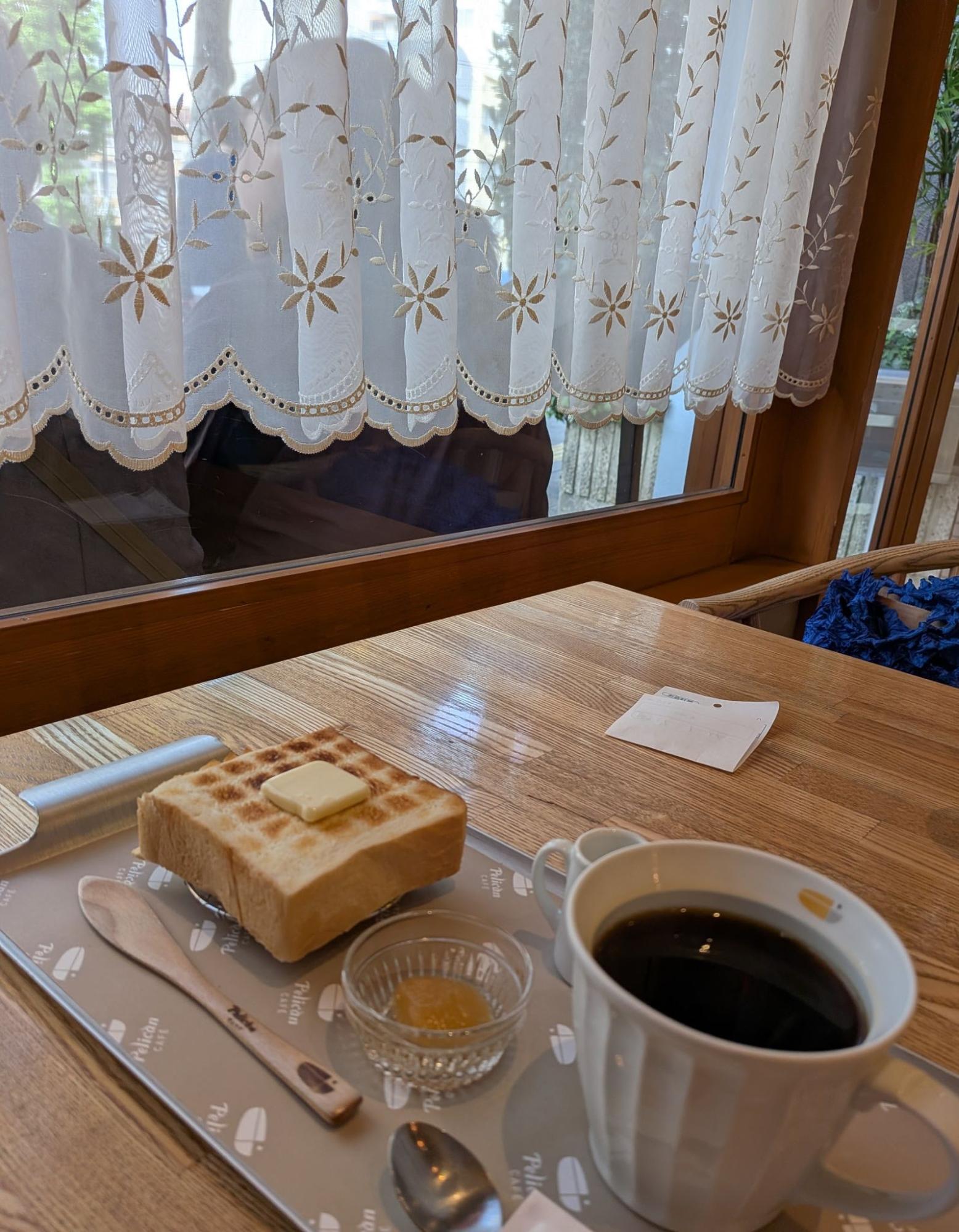 【喫茶店の窓越しに差し込む光。合羽橋散歩の締めくくりにぴったりの一杯】