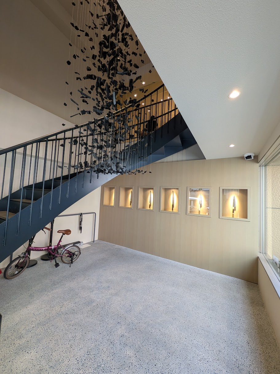 【實光刃物合羽橋店階段下にはベビーカー置き場】