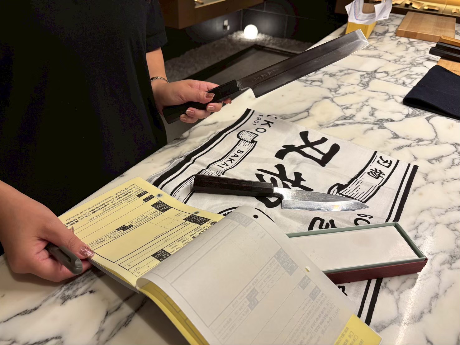 實光刃物の研ぎ修理サービス：店舗で受付する風景