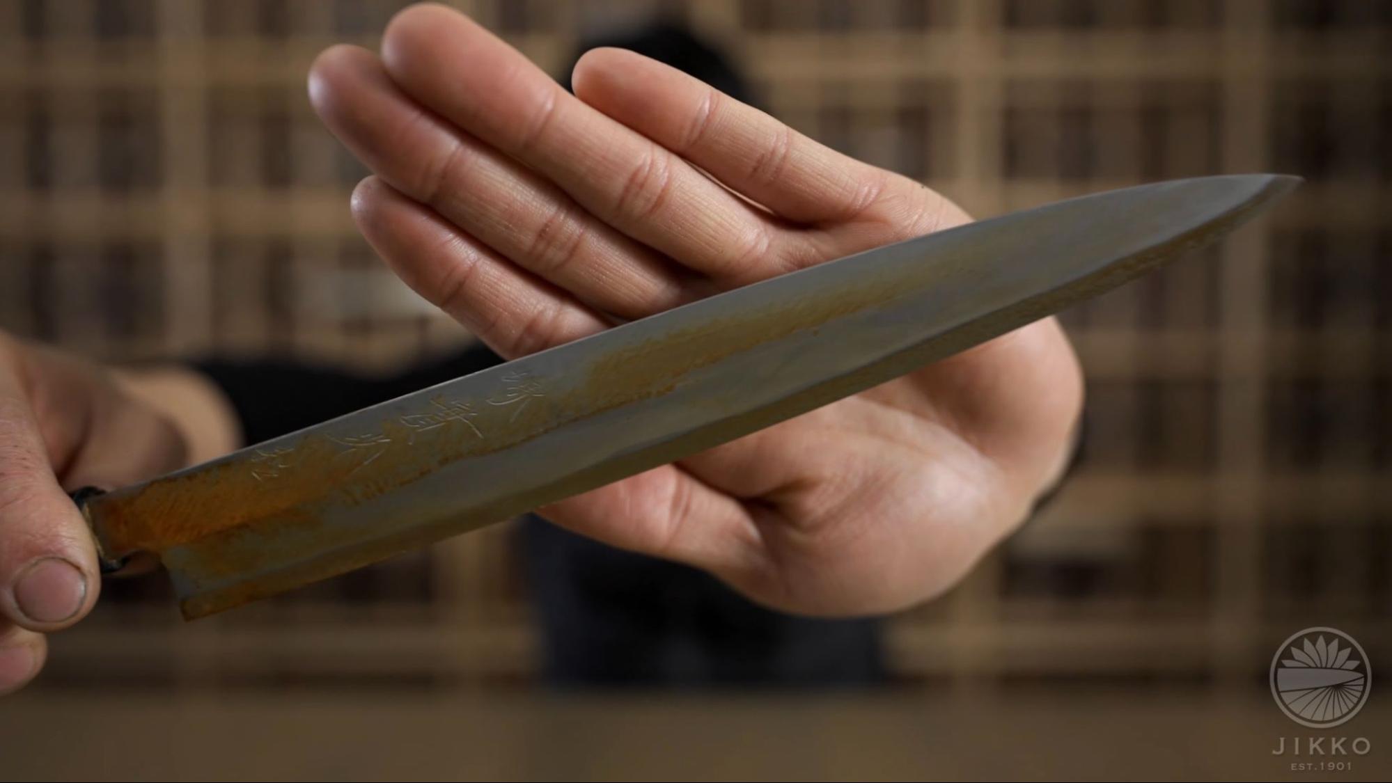 包丁修理前の刃の状態。サビが広がり、研ぎを重ねても切れ味が戻らない包丁