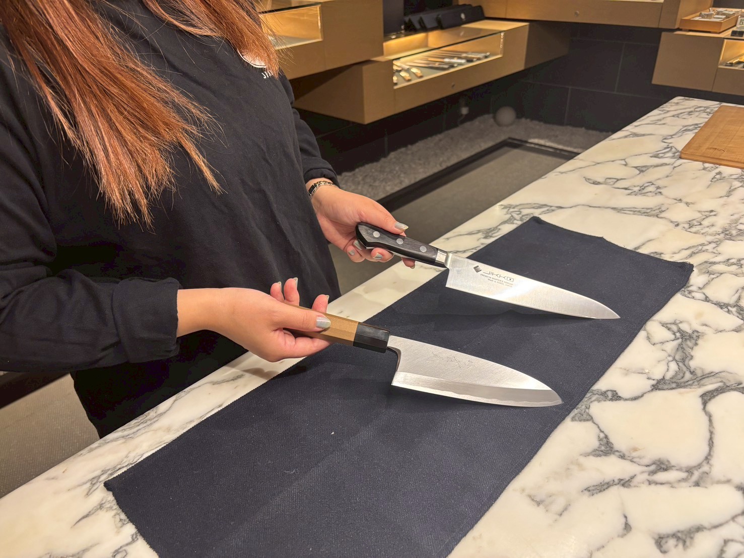 和包丁と洋包丁を並べた比較写真