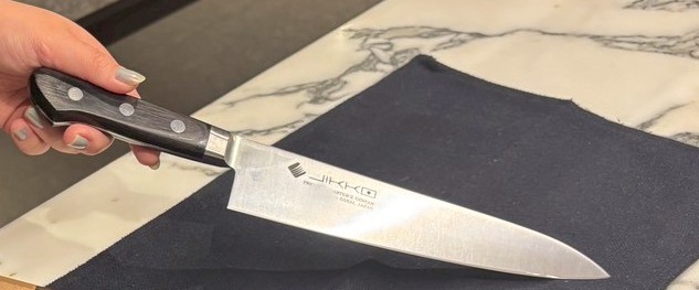 鋲止めされた洋包丁のハンドル