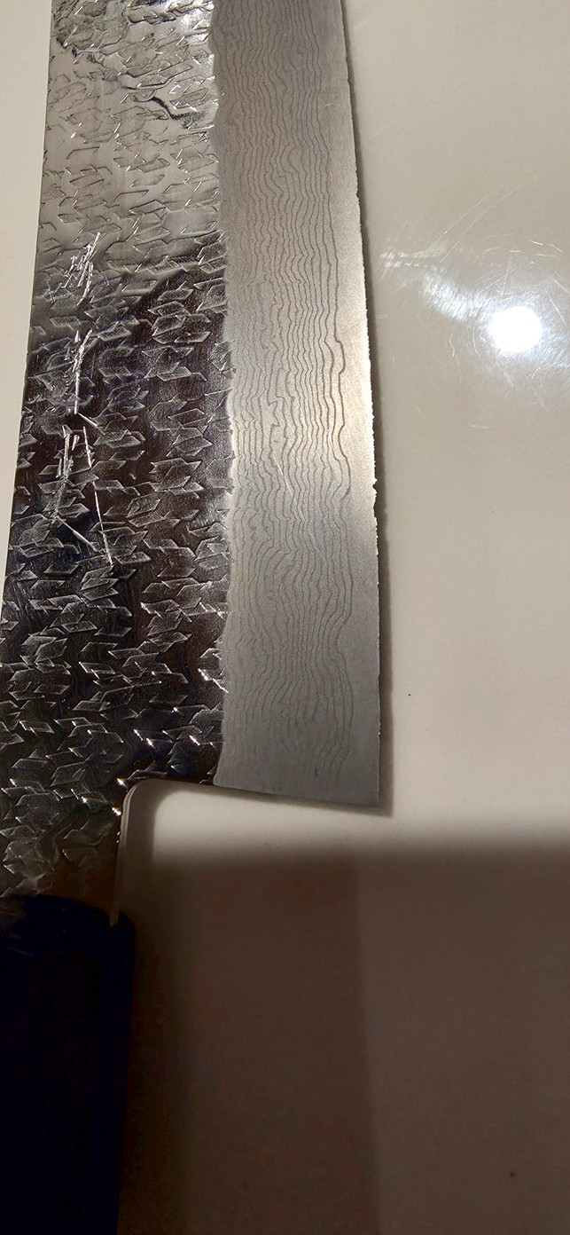 本刃付けの包丁の刃先に、使い方によって生じた細かな欠けの状態