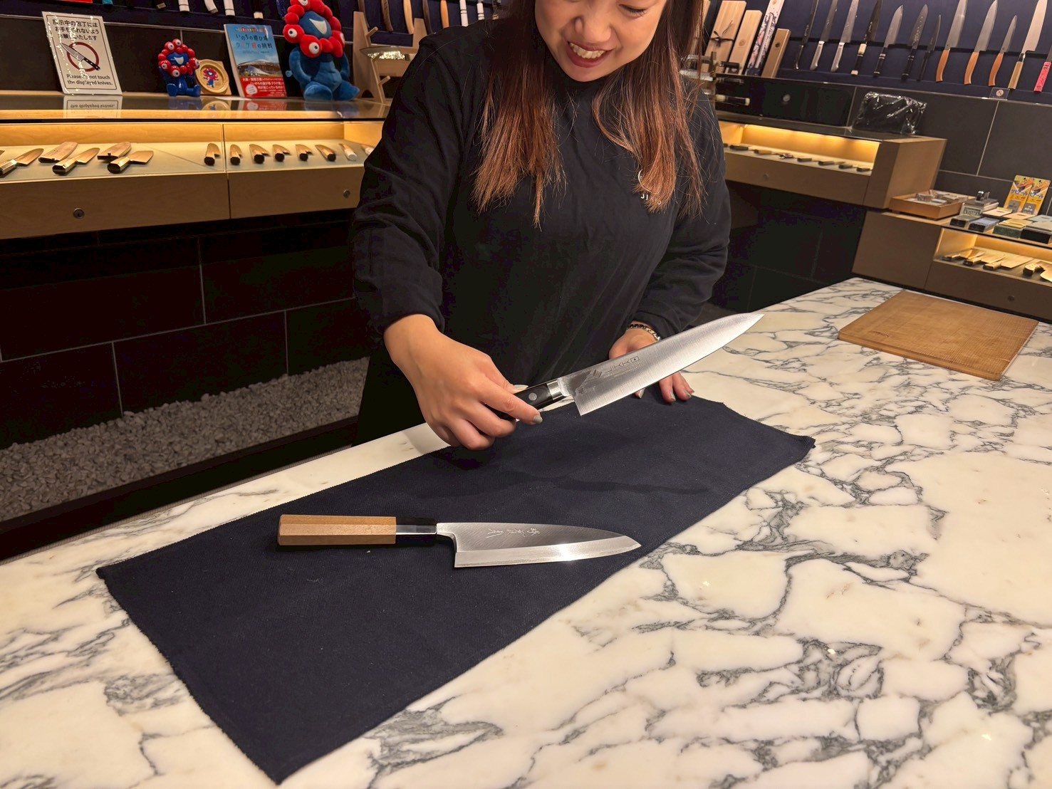 出刃包丁と牛刀を並べて比較