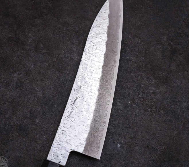 刃先を薄く仕上げた本刃付け包丁の刃先形状と切れ味を重視した仕上げ
