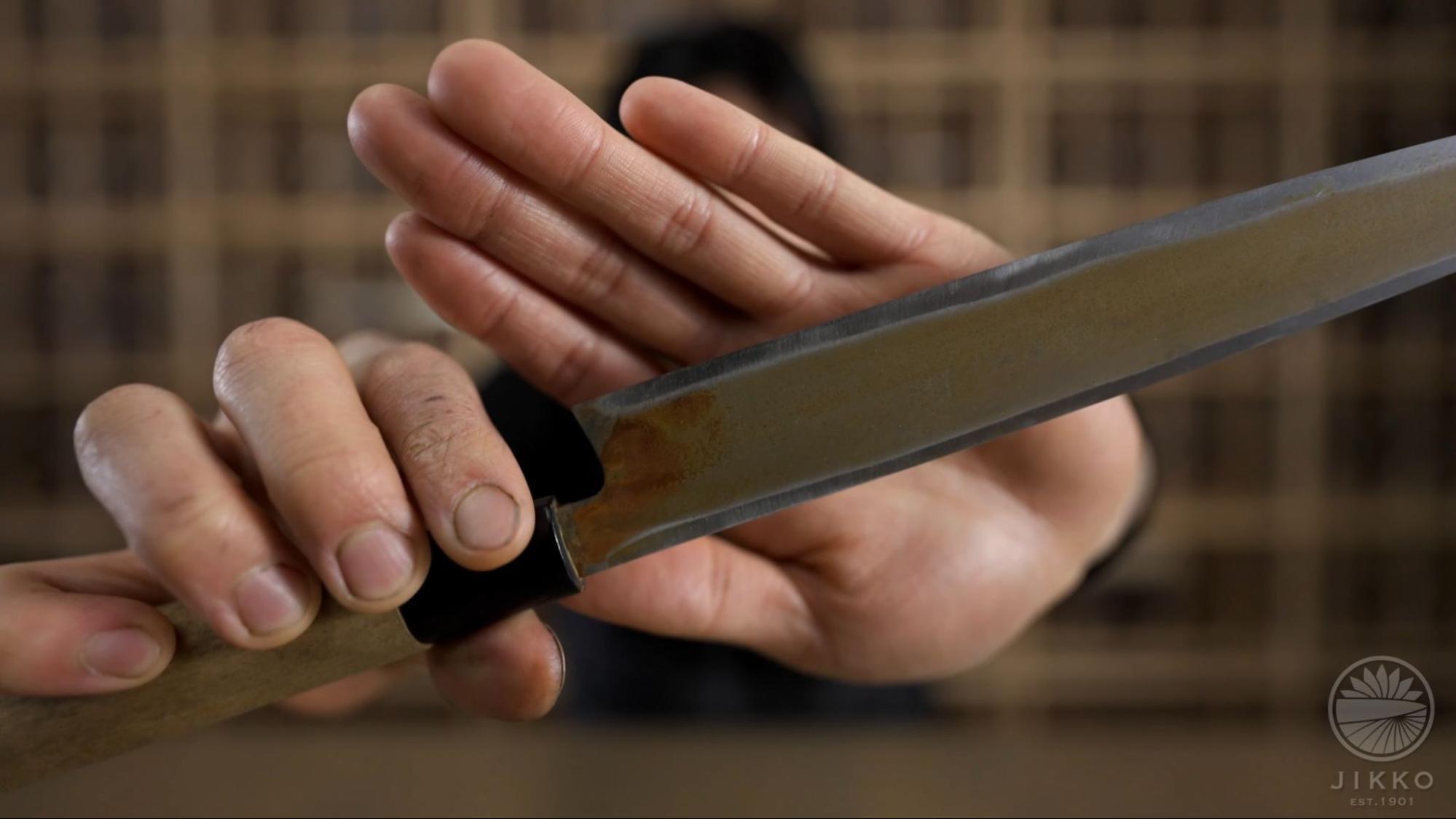  和包丁の裏側。研ぎすぎによって裏すきが浅くなり、切れ味が落ちている状態