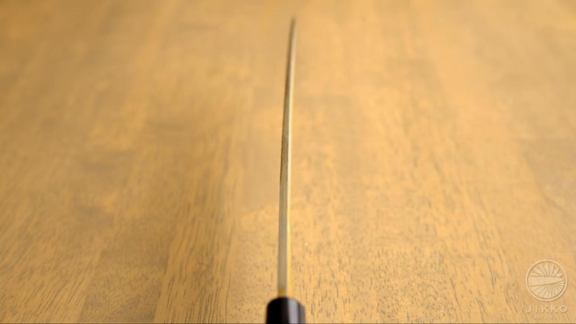 研ぎ直し前の包丁。刃先に歪みがあり、刃のラインが崩れている状態