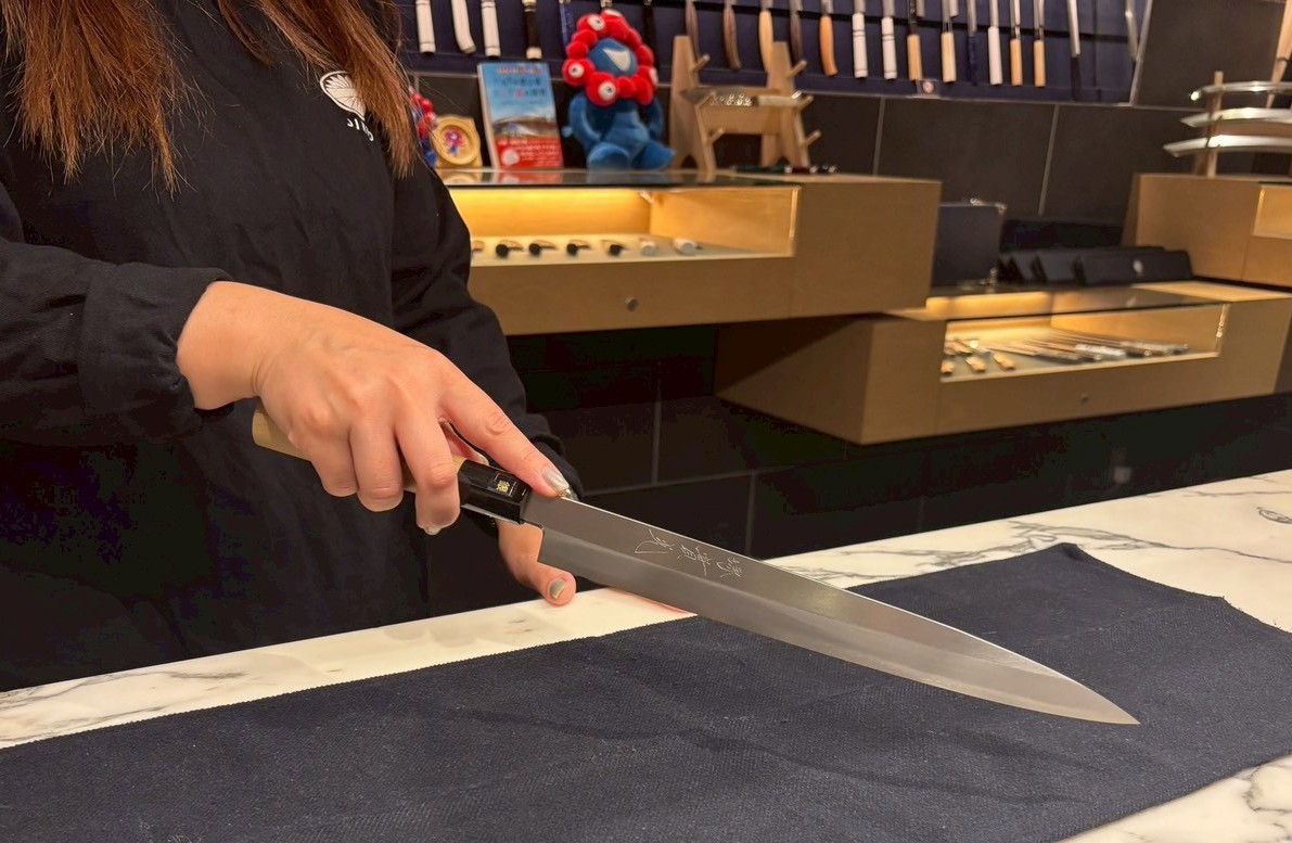 包丁を握る手のクローズアップ