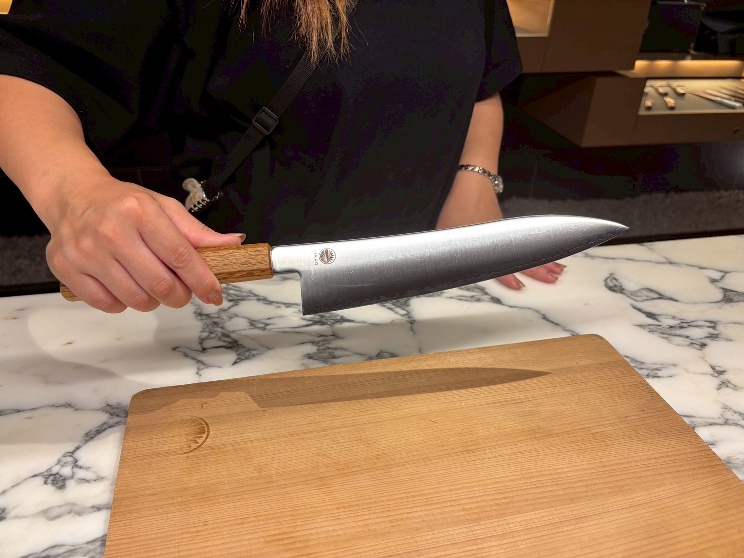 實光刃物ロゴ入り包丁を持つ手