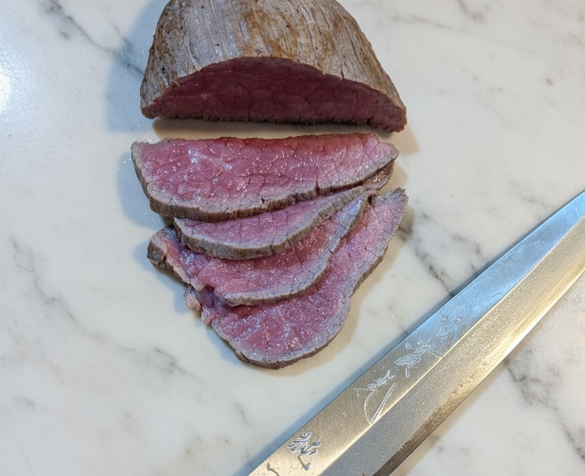 細胞を壊さず滑らかに切断されたローストビーフの精密断面