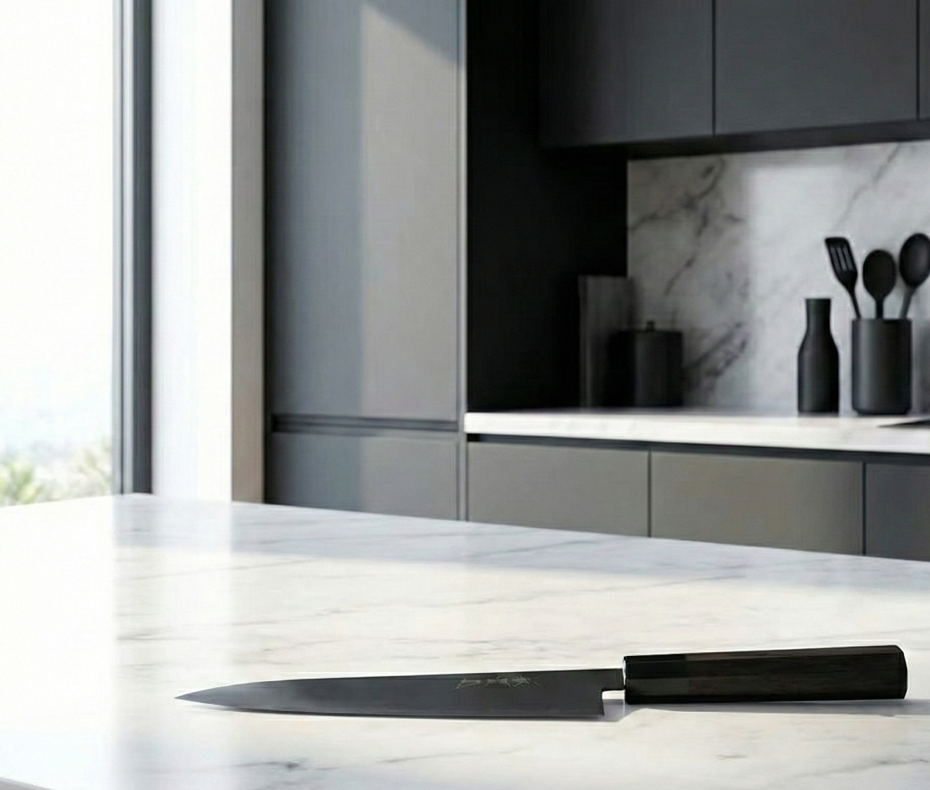 モノトーンで統一されたモダンなキッチンインテリアに映える、實光の黒檀柄の包丁