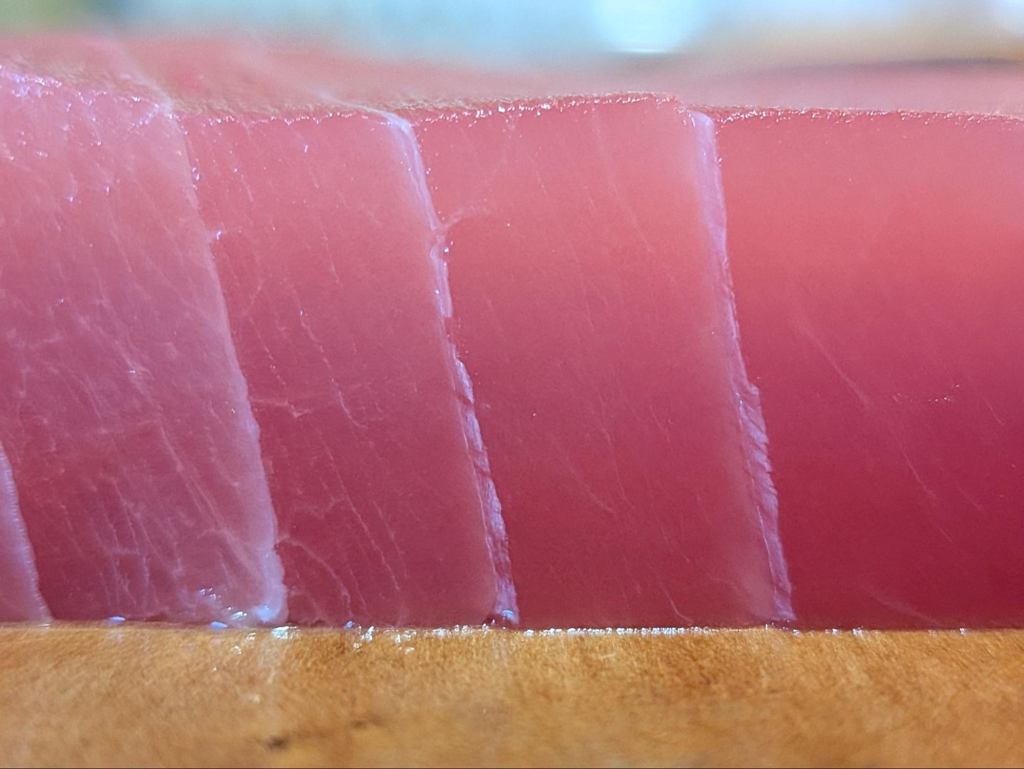 細胞を潰さず精密に切断されたマグロの断面写真