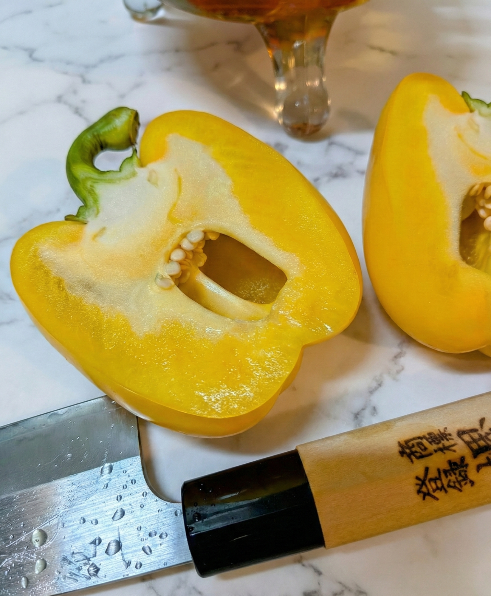 パプリカの硬い皮に滑らず食い込む實光の鋭い刃先