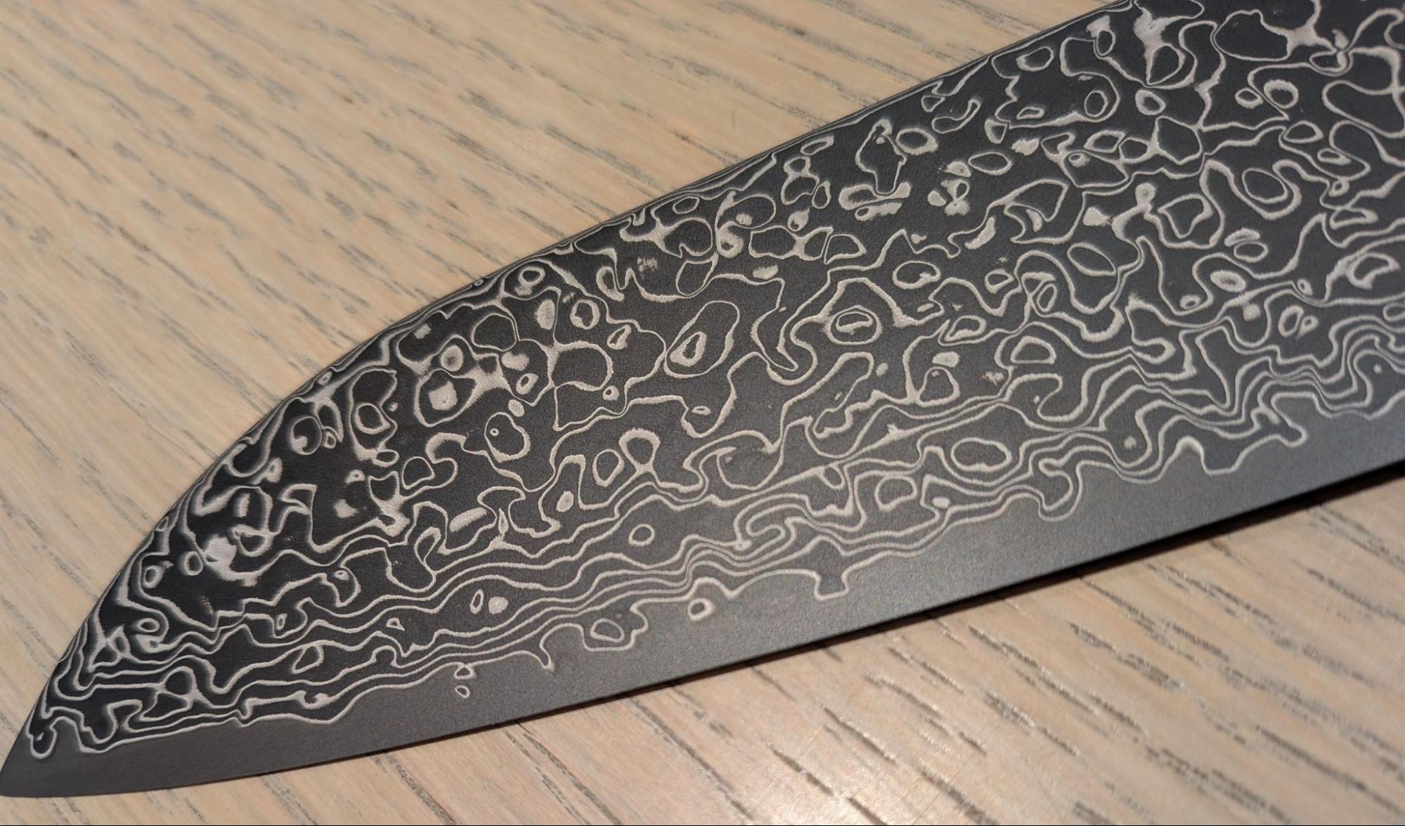 職人の手によって極限まで研ぎ澄まされた、實光包丁の美しい刃先