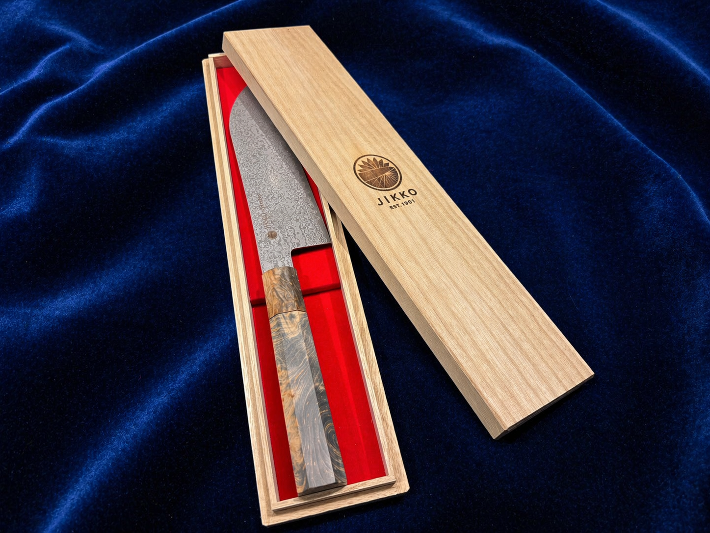  母の日のギフトに最適な、高級感あふれる箱に収められた實光の包丁