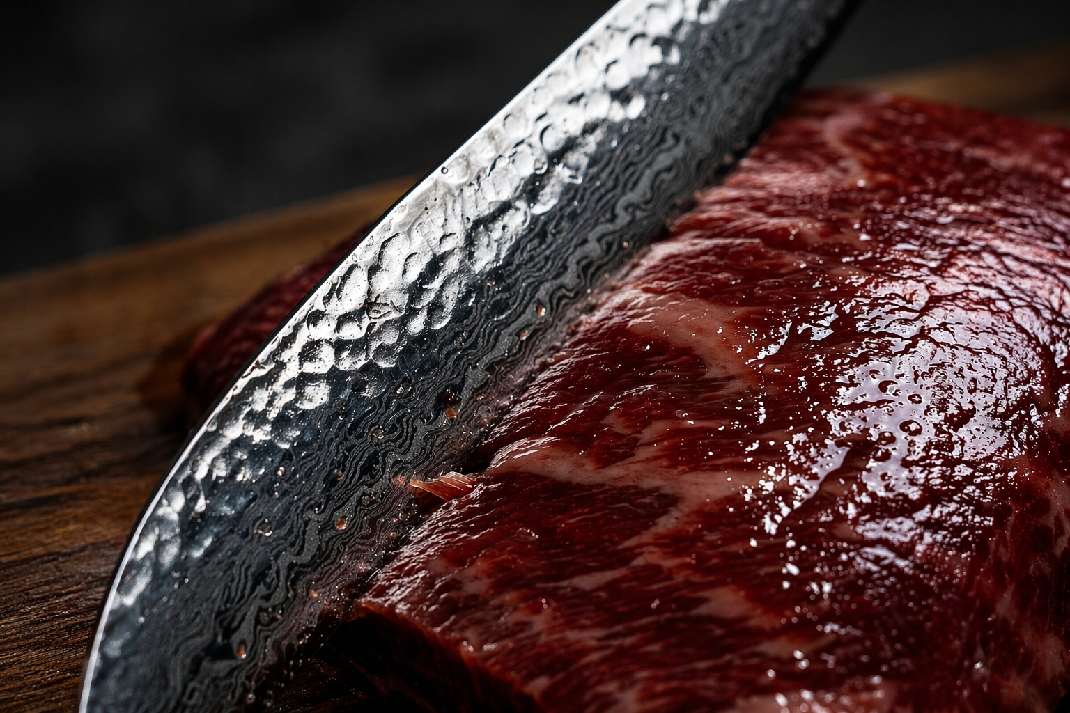 熟練の職人によって手作りされた實光包丁のダマスカス模様と、滑らかな食材の断面