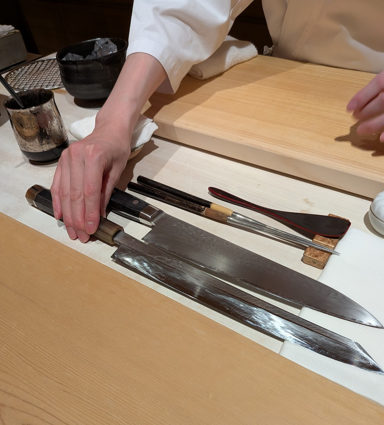 鮨六式のカウンターで出番を待つ、實光刃物(JIKKO)の刺身包丁