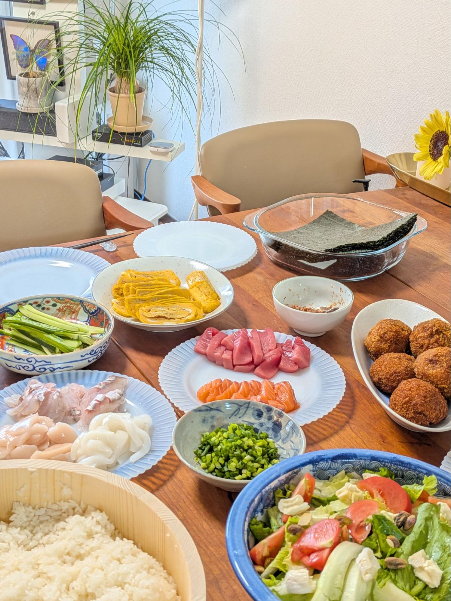 手巻き寿司パーティーの食卓