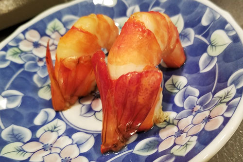 前菜 鯵手まり寿司、一寸豆、出汁巻き、カニ砧巻、海老兎 器に盛り付ける 前菜 鯵手まり寿司、一寸豆、出汁巻き、カニ砧巻、海老兎 器に盛り付ける