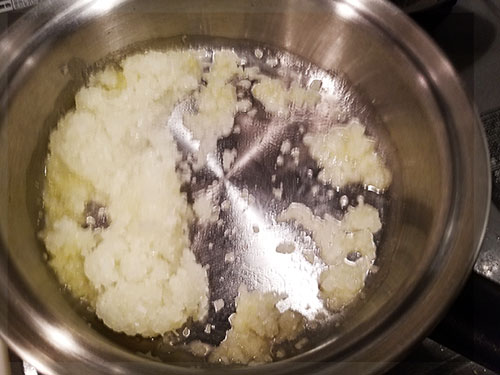 チーズINハンバーグ 玉ねぎを炒める チーズINハンバーグ 玉ねぎを炒める