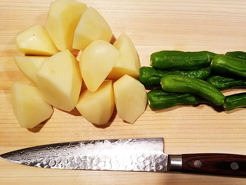 獅子唐とじゃがいものカレーグラタン 材料を切る