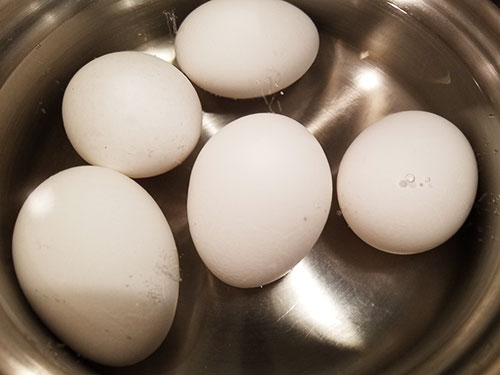 デビルドエッグ ゆで卵を作る