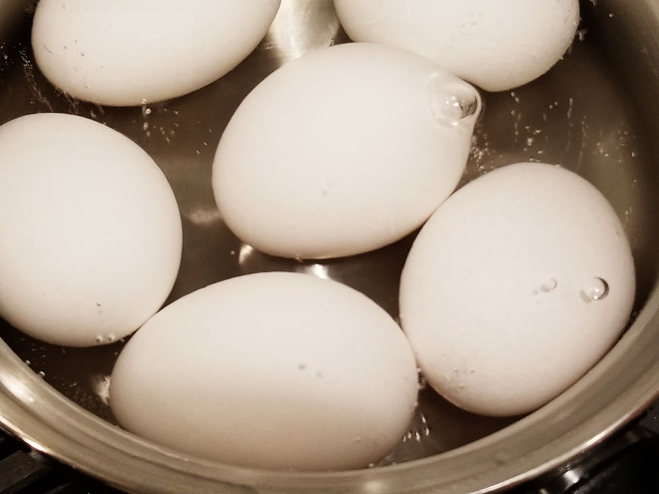 豚玉 ゆで卵を作る