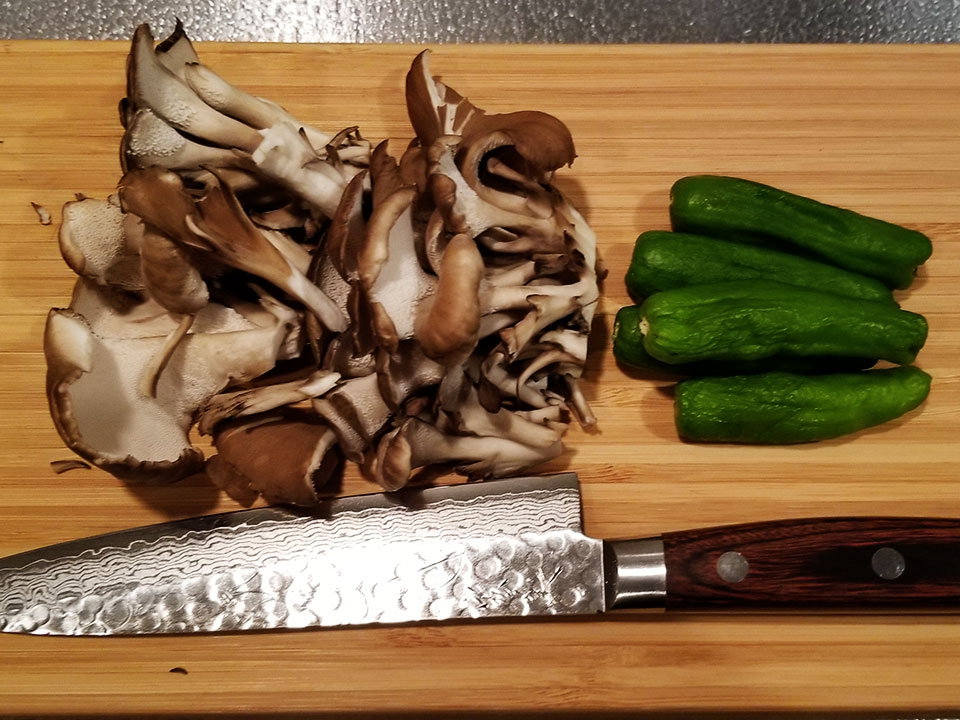 豚玉 野菜を切る