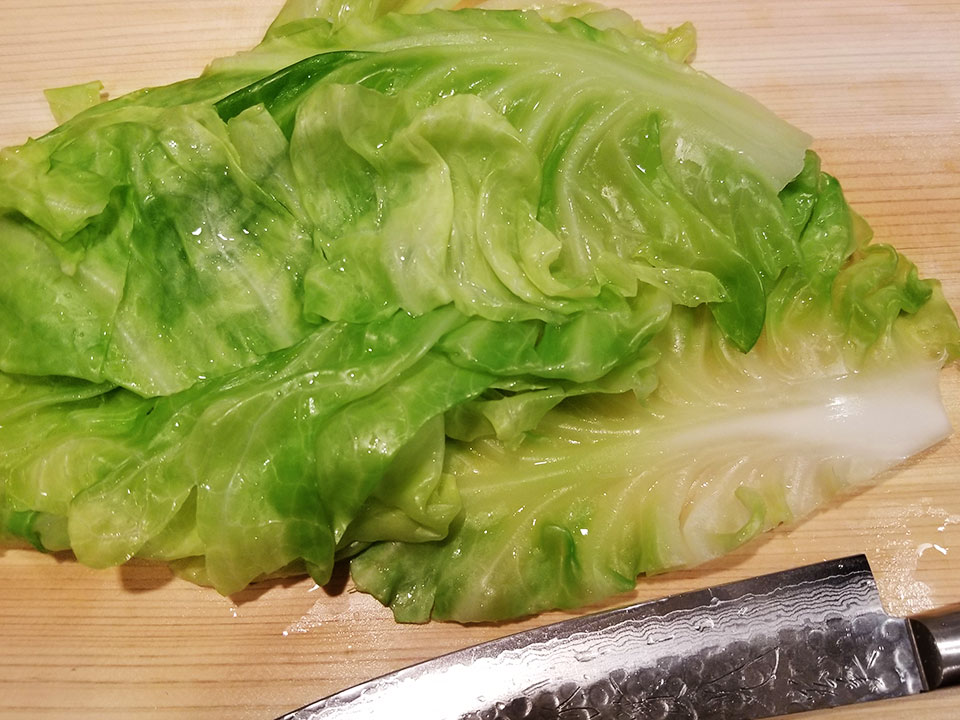 春キャベツと豚肉の重ね巻き 野菜を切る