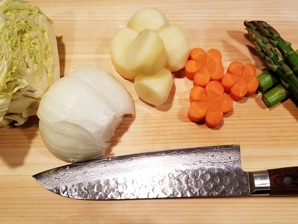 和風ポトフ 野菜を切る