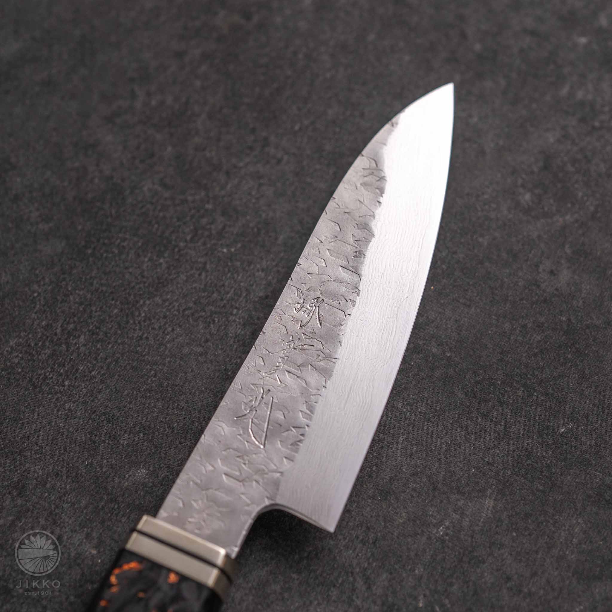 鋼のように切れるのにサビにくい最強の鋼材です。